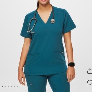 FIGS Caribbean Blue Women’s Casma Three Pocket Scrub Top